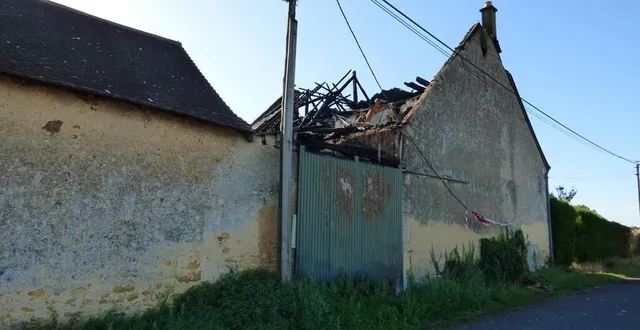photo  le feu qui s’est déclaré dans la soirée du samedi 19 août 2023, à bazouges-cré-sur-loir, a ravagé la maison d’une famille, sans faire de blessé.  &copy;  ouest-france 