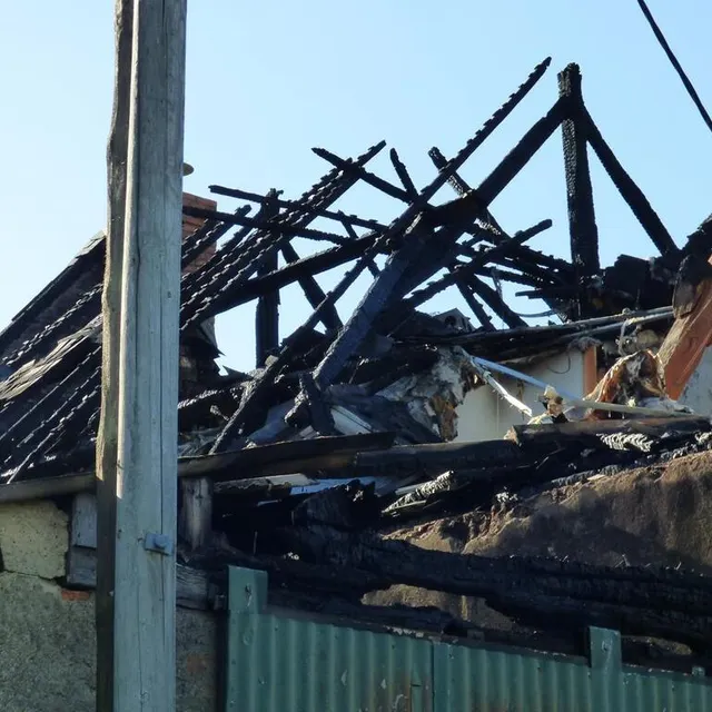photo le feu qui s’est déclaré dans la soirée du samedi 19 août 2023, à bazouges-cré-sur-loir, a ravagé la maison d’une famille, sans faire de blessé.  ©  ouest-france