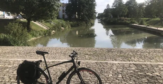 photo  c’est parti pour la boucle du halage, balisée par le parc du marais poitevin, entre le port de courdault (photo), saint-sigismond et liez.  &copy;  ouest-france 