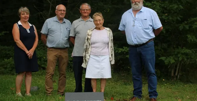 photo  derrière la plaque commémorative, mireille ventura, accompagnée de son fils maurice (à sa droite), du maire andré trottet, (à droite), de martine prodhomme, conseillère municipale, et d’alain violet, adjoint au maire (à gauche).  &copy;  ouest-france 