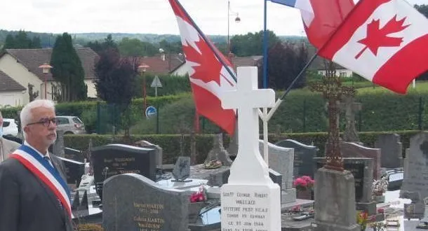 photo  depuis l’été 44, le jeune sergent canadien wallace repose dans le cimetière de sainte-gauburge.  &copy;  ouest-france 