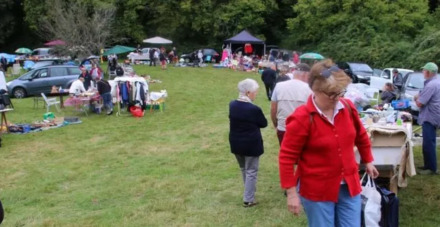photo  malgré une météo maussade, tôt le matin, près d’une quarantaine d’exposants ont fait le déplacement, mardi.  &copy;  ouest-france 