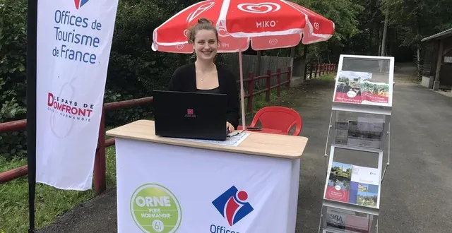 photo  sous son parasol, clarisse langlois aiguille les touristes de passage dans la commune.  &copy;  ouest-france 