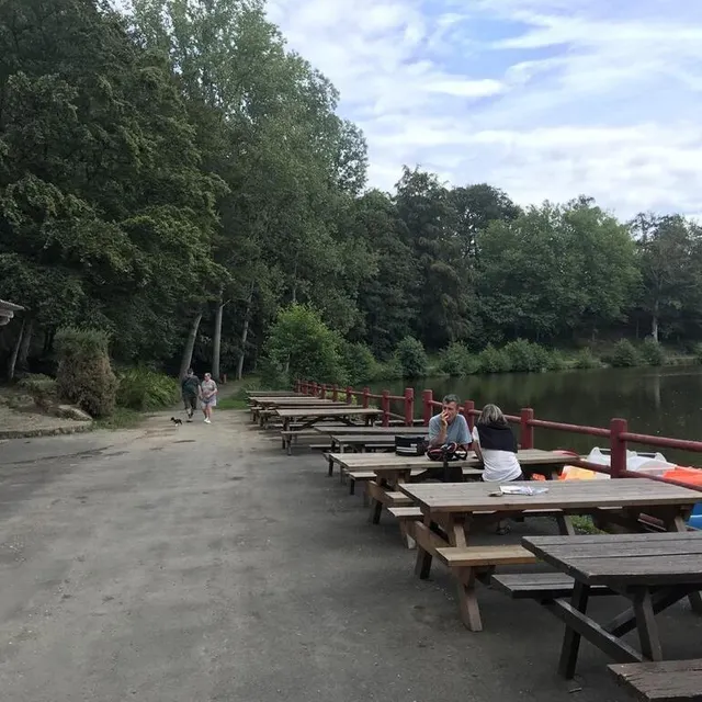 photo le bureau d’information touristique est installé juste à côté du plan d’eau.  ©  ouest-france