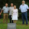 photo  derrière la plaque commémorative, mireille ventura et son fils maurice sont entourés d’andré trottet à droite, et de martine prodhomme et alain violet à gauche. 
