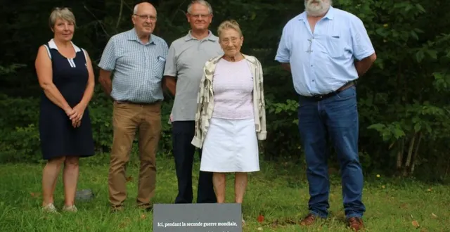 photo  derrière la plaque commémorative, mireille ventura et son fils maurice sont entourés d’andré trottet à droite, et de martine prodhomme et alain violet à gauche.  &copy;  le maine libre 
