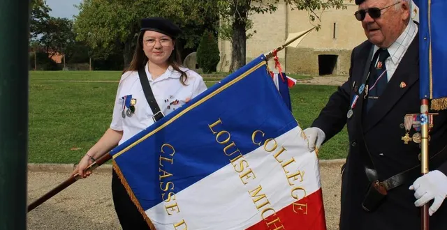 photo  kaira, une des jeunes porte-drapeaux, avec le drapeau de la classe défense du collège louise-michel.  &copy;  ouest-france 