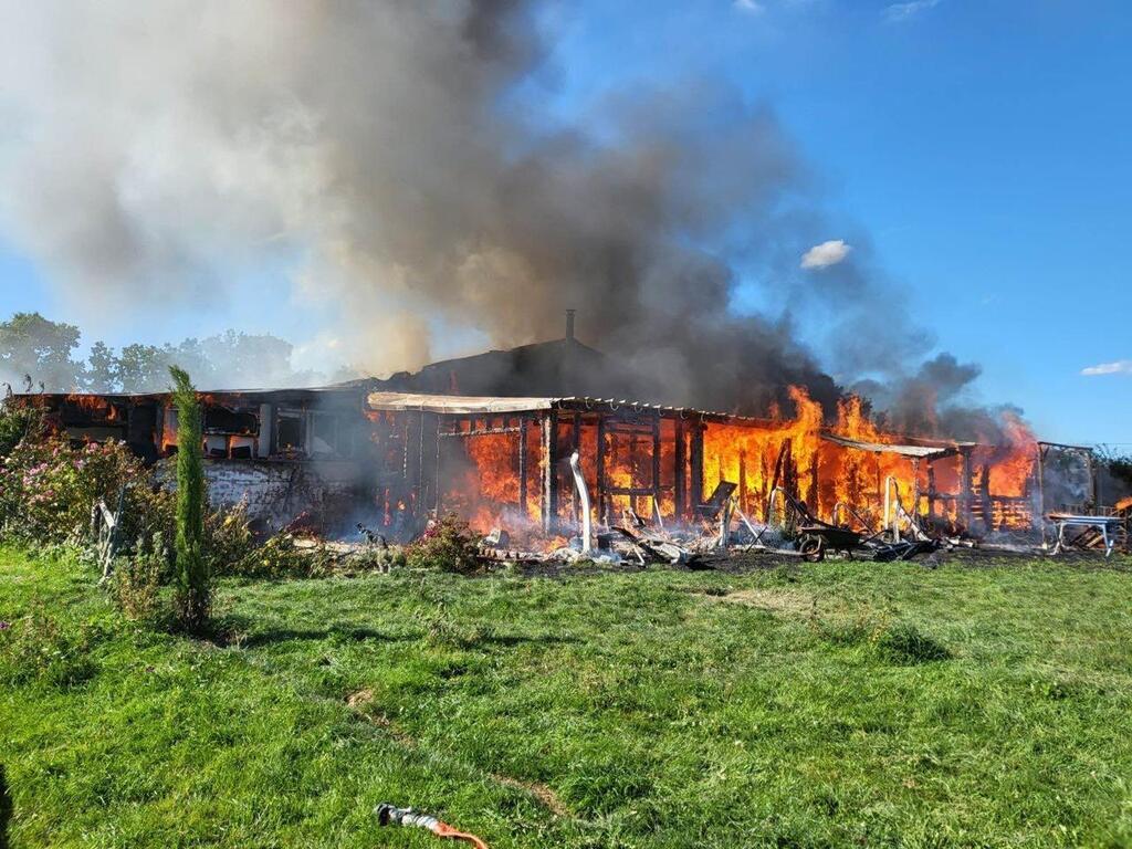 Incendie Orne Un incendie se déclare dans un haras de l'Orne, une habitation et une partie des écuries - Alençon.maville.com