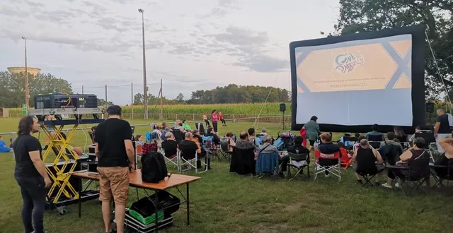 photo  samedi soir, la séance cinéma de plein air au stade municipal a été très appréciée.  &copy;  ouest-france 
