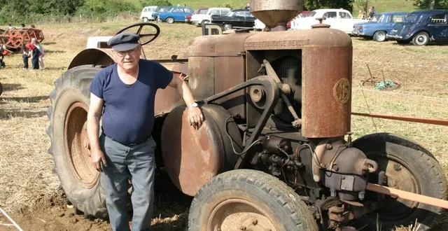 photo  denis baloge près du tracteur société française lors de la fête des battages de l’egray.  &copy;  co 