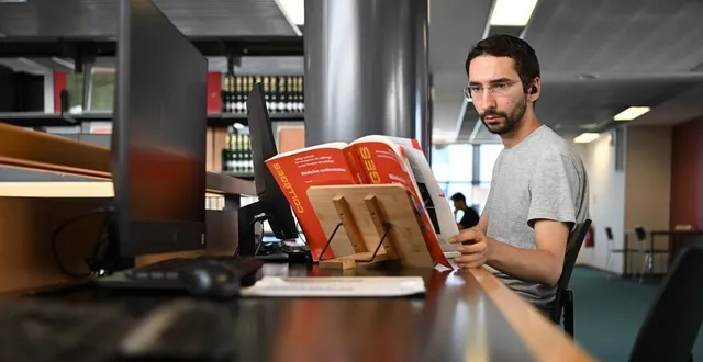 photo  angers, le 21 août 2023. comme de nombreux étudiants en médecine à la bu, alex révise ses cours avant l’épreuve cruciale de la mi-octobre.  &copy;  co - josselin clair 