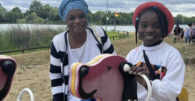 photo  khadidja et sa fille hawa ont passé la journée à la base de loisirs de la ferté-bernard, une découverte pour elles.  &copy;  le maine libre 