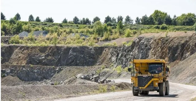 photo  une découverte de l’entreprise et des métiers de la carrière à clessé.  &copy;  archives co 