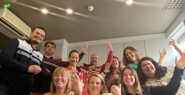 photo  anita guichon, devant au centre, et jean-pierre guichon, au dernier rang à gauche, avec le groupe d’enseignants européens en stage en finlande, en juillet 2023.  &copy;  jean-pierre guichon 