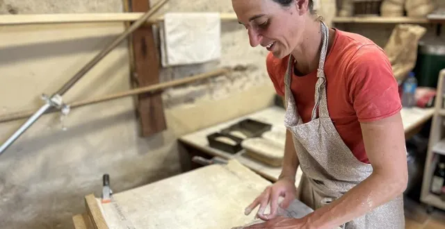photo  « chaque fournée est un défi » pour linda guilloux, paysanne boulangère et crêpière.  &copy;  ouest-france 