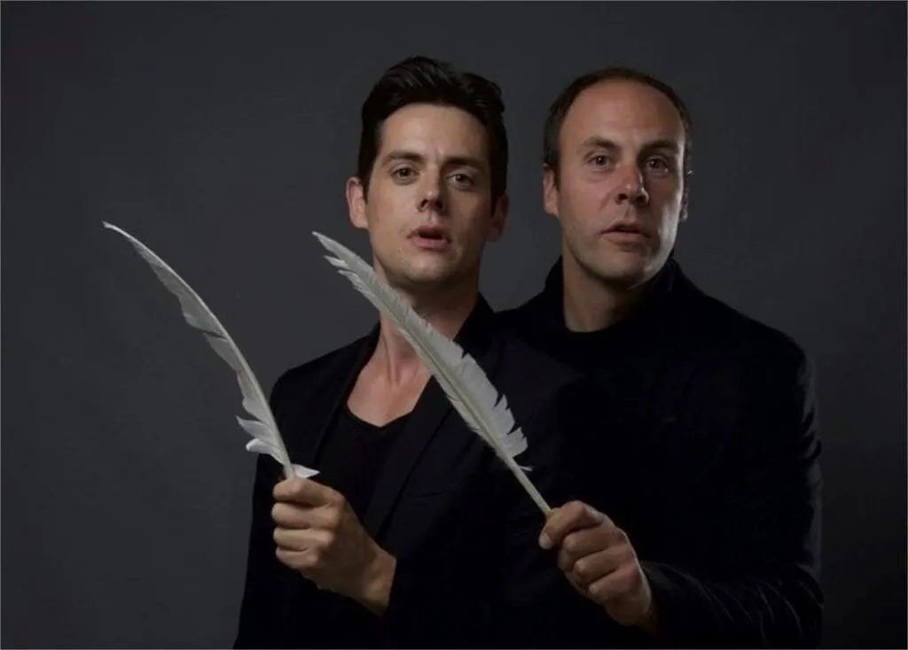 « On vole sur la musique » : Ces deux chanteurs imitent parfaitement ...