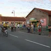 photo devant le musée du vélo, les premiers groupes de cyclotouristes ont été applaudis par le public.