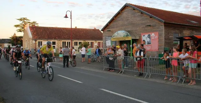 photo  devant le musée du vélo, les premiers groupes de cyclotouristes ont été applaudis par le public.  &copy;  ouest-france 