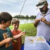photo enguerran rossi, animateur pêche, explique les techniques de la pêche au leurre aux enfants présents lors de cette journée d’initiation.