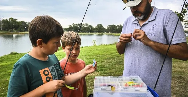 photo  enguerran rossi, animateur pêche, explique les techniques de la pêche au leurre aux enfants présents lors de cette journée d’initiation.  &copy;  denis lambert 