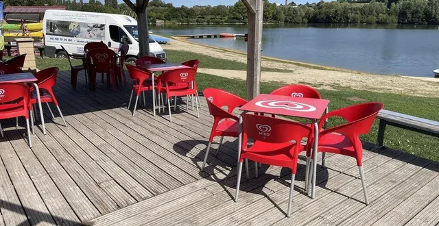 photo  habituellement pleine, la terrasse du chalet de la base de loisirs fertoise a été plus clairsemée cet été.  &copy;  le maine libre 