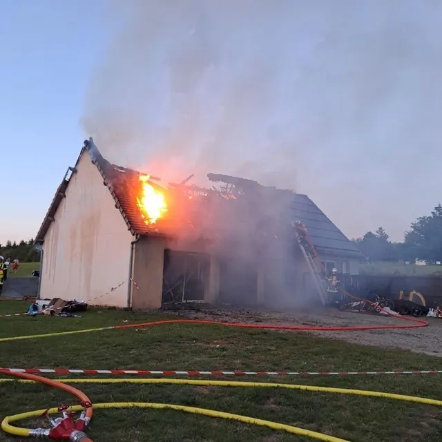 photo la maison a été entièrement détruite par les flammes.  ©  dr