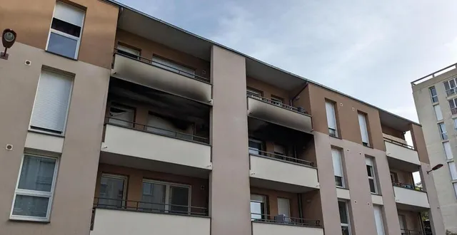 photo  les dégâts ne sont que matériels : les flammes sont parties d’un balcon du 2e étage d’un immeuble au mans (sarthe), mardi 22 août 2023.  &copy;  ouest-france 
