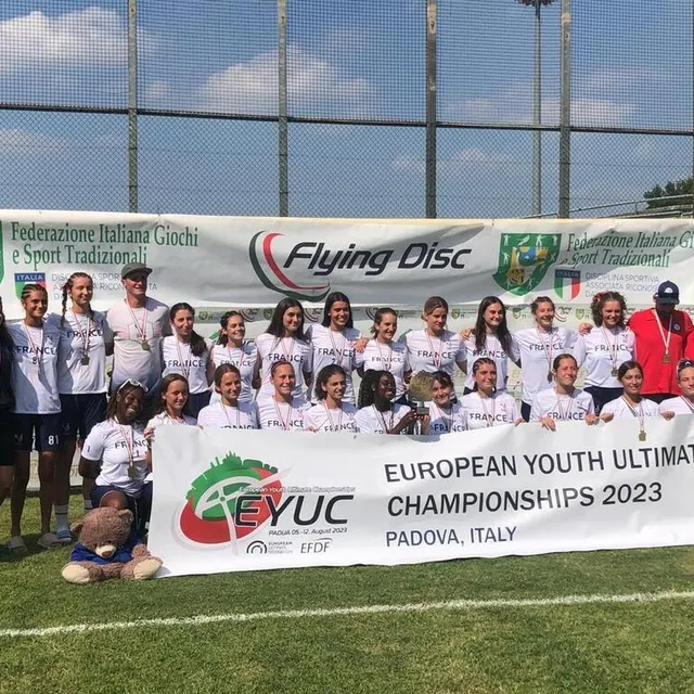 photo l’équipe d’ultimate u20 féminine, après leur victoire au championnat d’europe.  ©  fédération française de flying disc