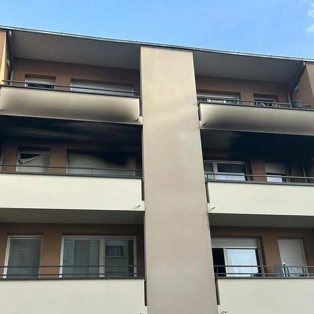 photo ce matin, les dégâts du feu étaient visibles, rue de la presche.  ©  le maine libre