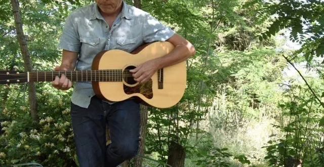 photo  xavier plumas à la guitare s’inspire de ce qui l’entoure dont la nature.  &copy;  le maine libre 