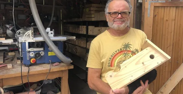 photo  philippe guéné fabrique des nichoirs chez lui, à beillé, depuis 2022.  &copy;  le maine libre 