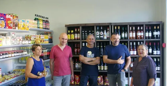 photo  les élus et les nouveaux gérants du multiservice, sébastien delalande et yvonne pichon.   &copy;  le maine libre 