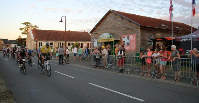 photo  la cinquantaine de cyclotouristes, arrivés en peloton, ont été applaudis.   &copy;  le maine librel 