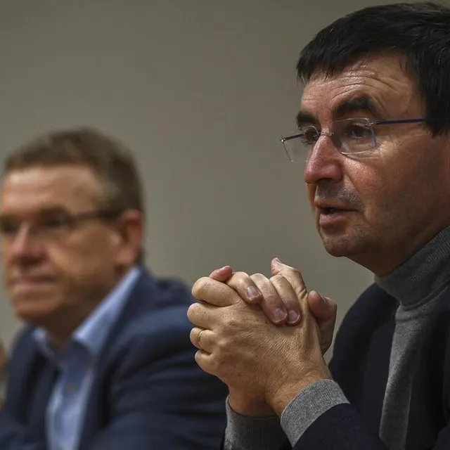 photo après le départ de denis lambert, philippe gélin (au deuxième plan) devient officiellement le nouveau patron.  ©  archives le maine libre – denis lambert