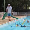 photo  en petits groupes, les enfants sont bien suivis par le maître-nageur damien bayle pour leur dernière séance, mercredi 23 août 2023. 