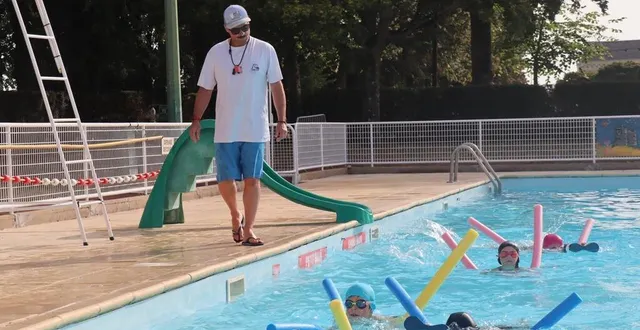 photo  en petits groupes, les enfants sont bien suivis par le maître-nageur damien bayle pour leur dernière séance, mercredi 23 août 2023.  &copy;  ouest-france 