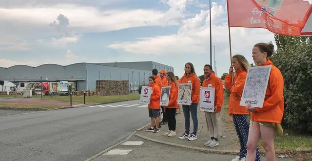 photo  une vingtaine de membres de l’association l214 ont manifesté devant les usines du département des produits élaborés du volailler ldc, jeudi 24 août 2023, à sablé-sur-sarthe.  &copy;  ouest-france 