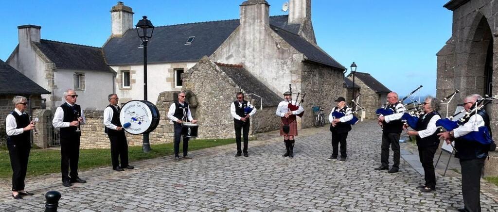 Porspoder. Une aubade des Sonerien an Tevenn devant Saint Budoc