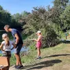 photo au camping de luché, l’association la gaule luchoise initie les enfants à la pêche à la ligne.