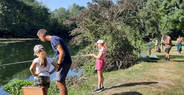 photo  au camping de luché, l’association la gaule luchoise initie les enfants à la pêche à la ligne.  &copy;  ouest-france 