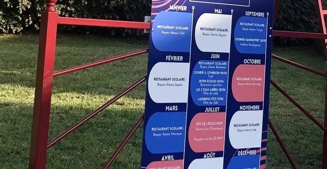 photo  le programme est accroché à une barrière métallique .  &copy;  le maine libre 