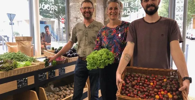 photo  angers, le 25 août 2023. nicolas oran (à gauche), julie beaumier et amaury marchaisseau ont le sourire dans la première boutique bio loire océan.  &copy;  co 