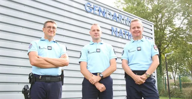 photo  au centre, le commandant de la compagnie de la flèche, frédéric boucheron. depuis cet été, il a été rejoint par les capitaines jérôme duval (à gauche) et stéphane pichot.  &copy;  ouest-france 