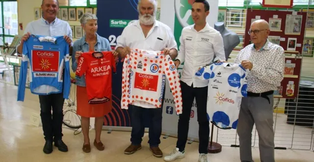 photo  nicolas edet,( 2e à droite), a remis quatre maillots dans les mains de frédéric beauchef, monique nicolas-liberge, andré trottet, et yan bonduelle.  &copy;  ouest-france 