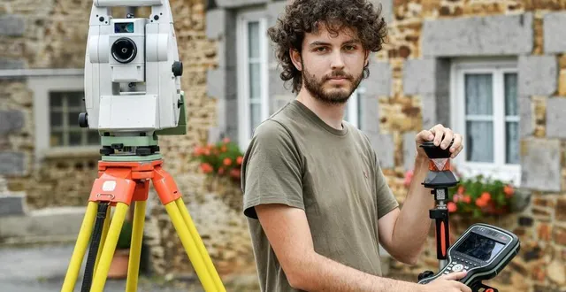 photo  géomètre topographe, alban gontier se retrouve souvent seul sur le terrain. « il faut savoir être autonome. »  &copy;  martin roche/ouest-france 