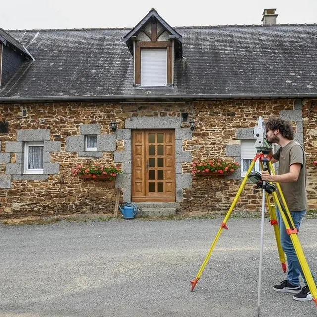 photo pour fixer les limites de la propriété, alban gontier se fie « aux éléments existants, les bâtiments, les clôtures, une haie ».  ©  martin roche/ouest-france
