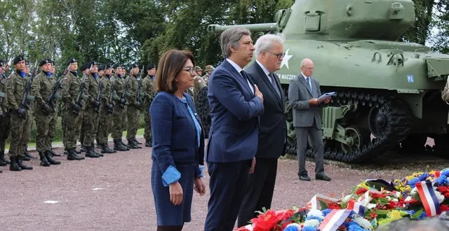 photo  entourés des sénateurs de l’orne, nathalie goulet et vincent segouin, l’ambassadeur d’ukraine vadym omelchenko se recueille après avoir déposé une gerbe devant le monument du mémorial de mont-ormel. samedi 26 août 2023.  &copy;  ouest-france 