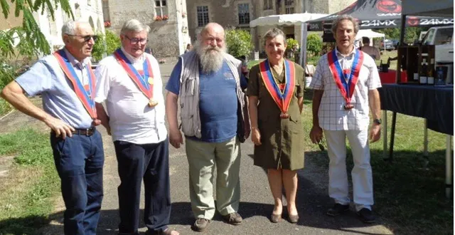 photo  la délégation des saccavins conduite par véronique jérasme en compagnie de bruno mabille, président de l’association des amis du château de montsabert lors de la visite de la fête.  &copy;  co 