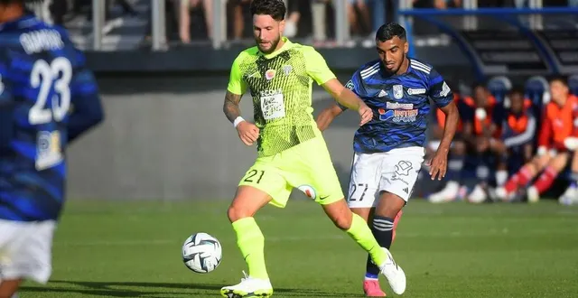 photo  avant le penalty victorieux, jordan lefort et le sco se seraient sûrement contentés d’un nul à dunkerque.  &copy;  photopqr/voix du nord/maxppp 