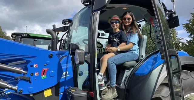 photo  margot, 7 ans, a profité d’un baptême de tracteurs. les adultes pouvaient même les conduire seuls.  &copy;  le maine libre 